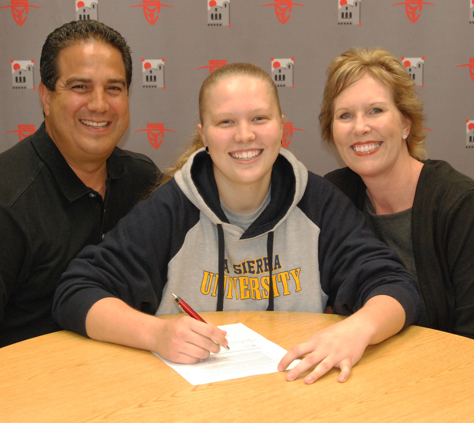 Taylor Ivicevic Signs With La Sierra