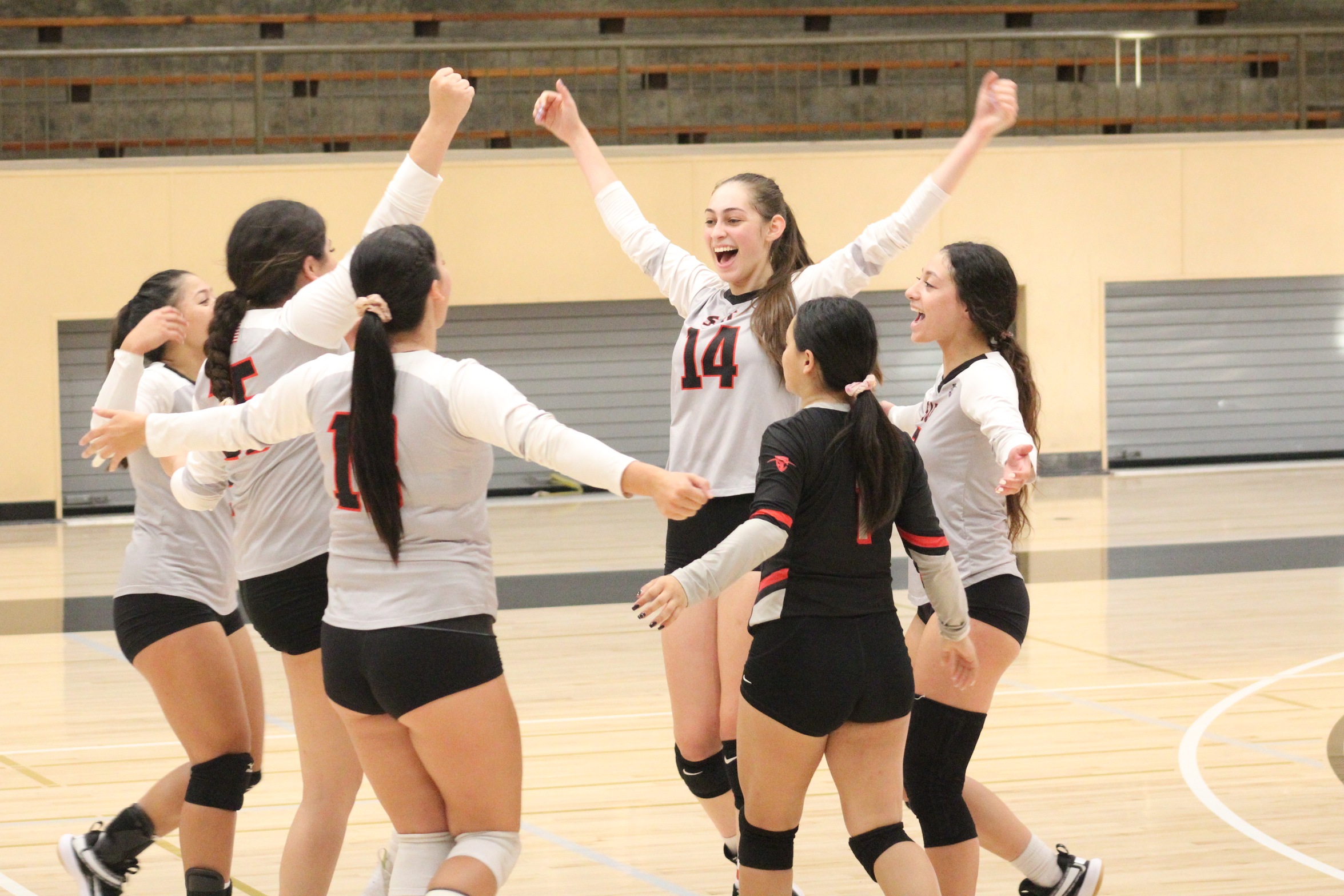 SAC Volleyball Takes Out RCC in Five Sets, Falls to OCC and GWC